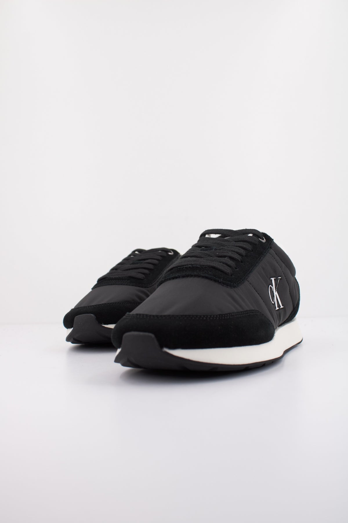 CALVIN KLEIN RETRO RUNNER ESS MIX MAT en color NEGRO (2)