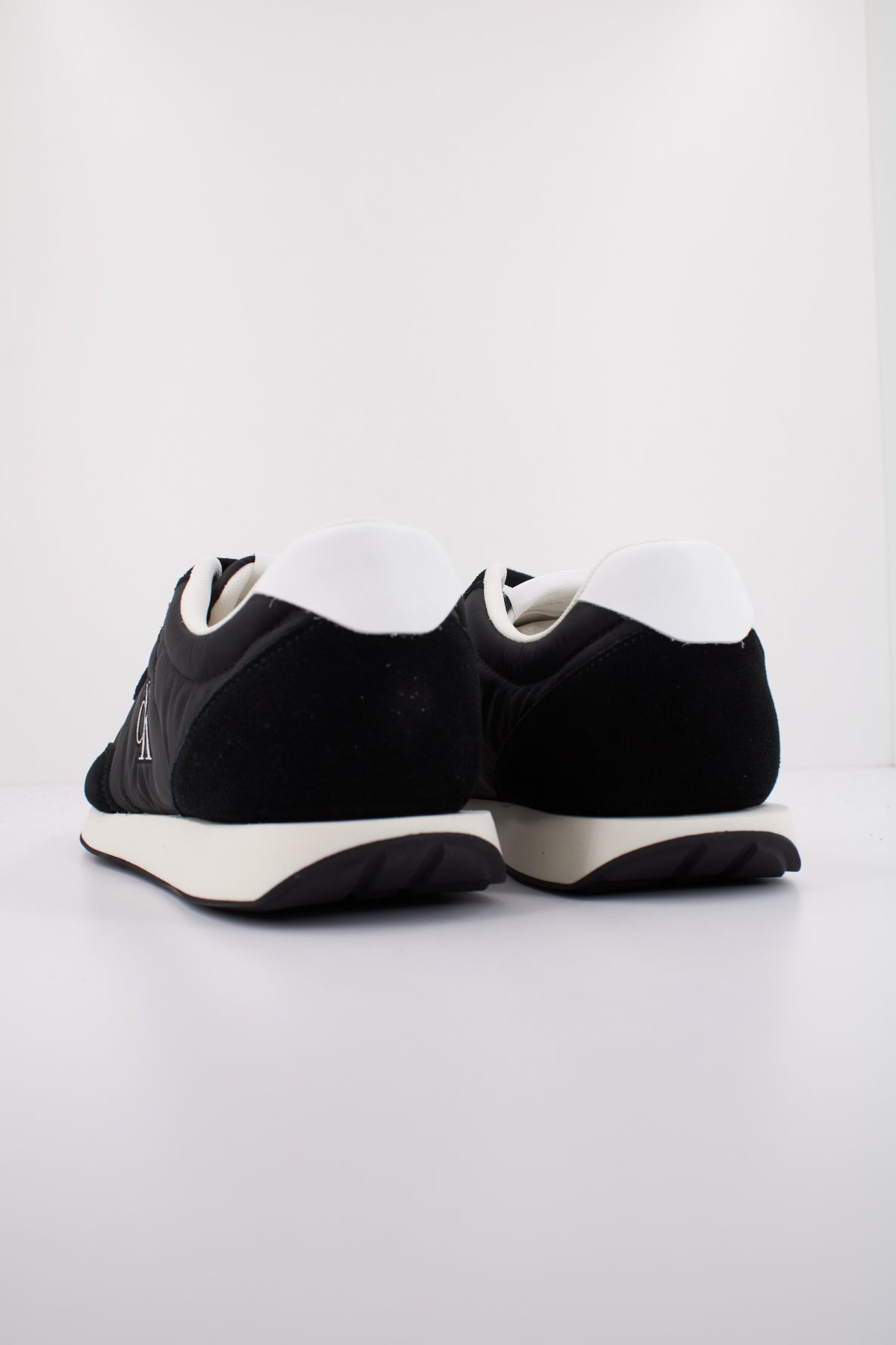CALVIN KLEIN RETRO RUNNER ESS MIX MAT en color NEGRO (4)