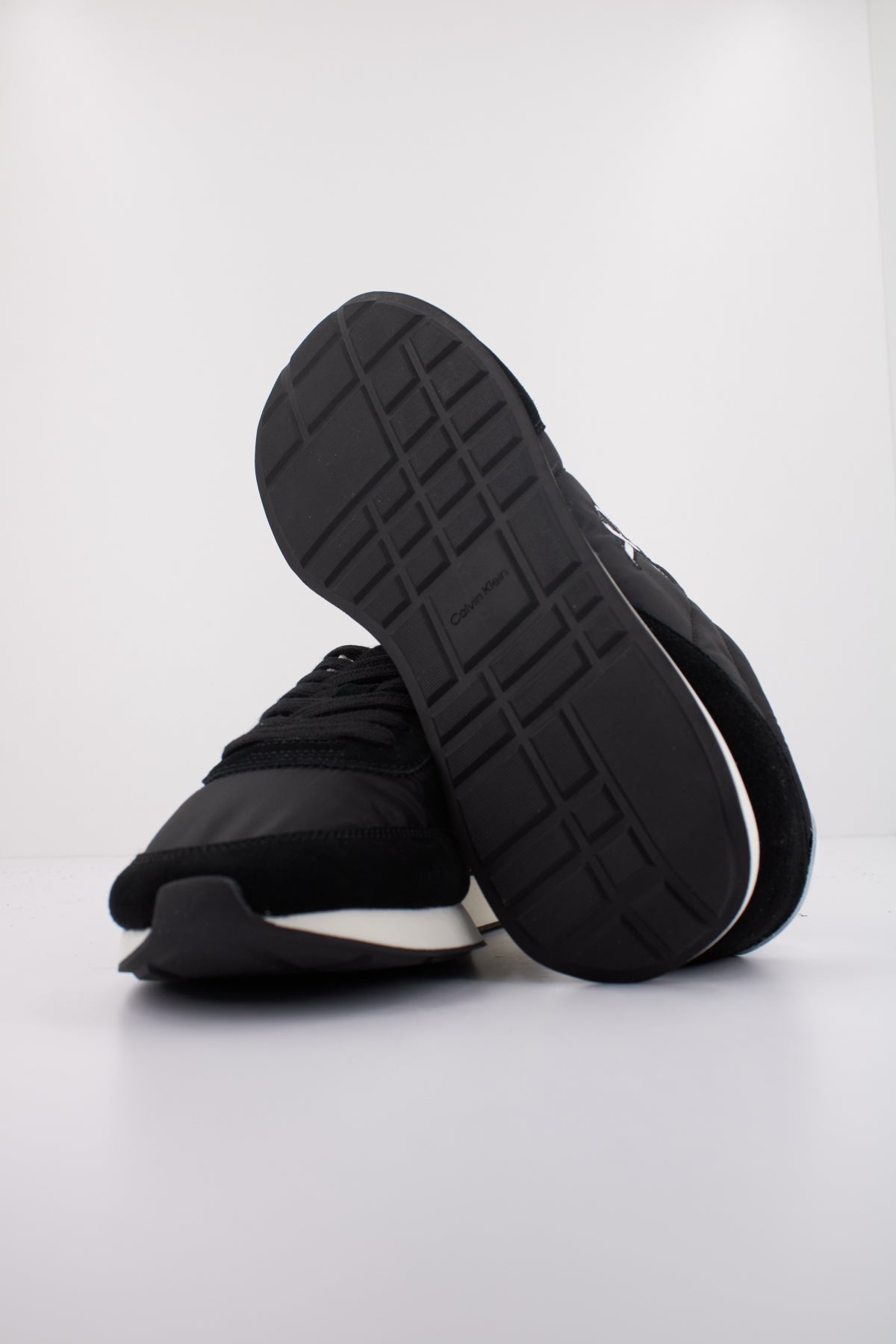 CALVIN KLEIN RETRO RUNNER ESS MIX MAT en color NEGRO (5)