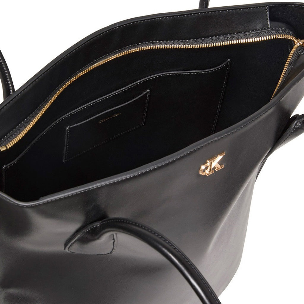 CALVIN KLEIN CK MEDIUM TOTE en color NEGRO (6)