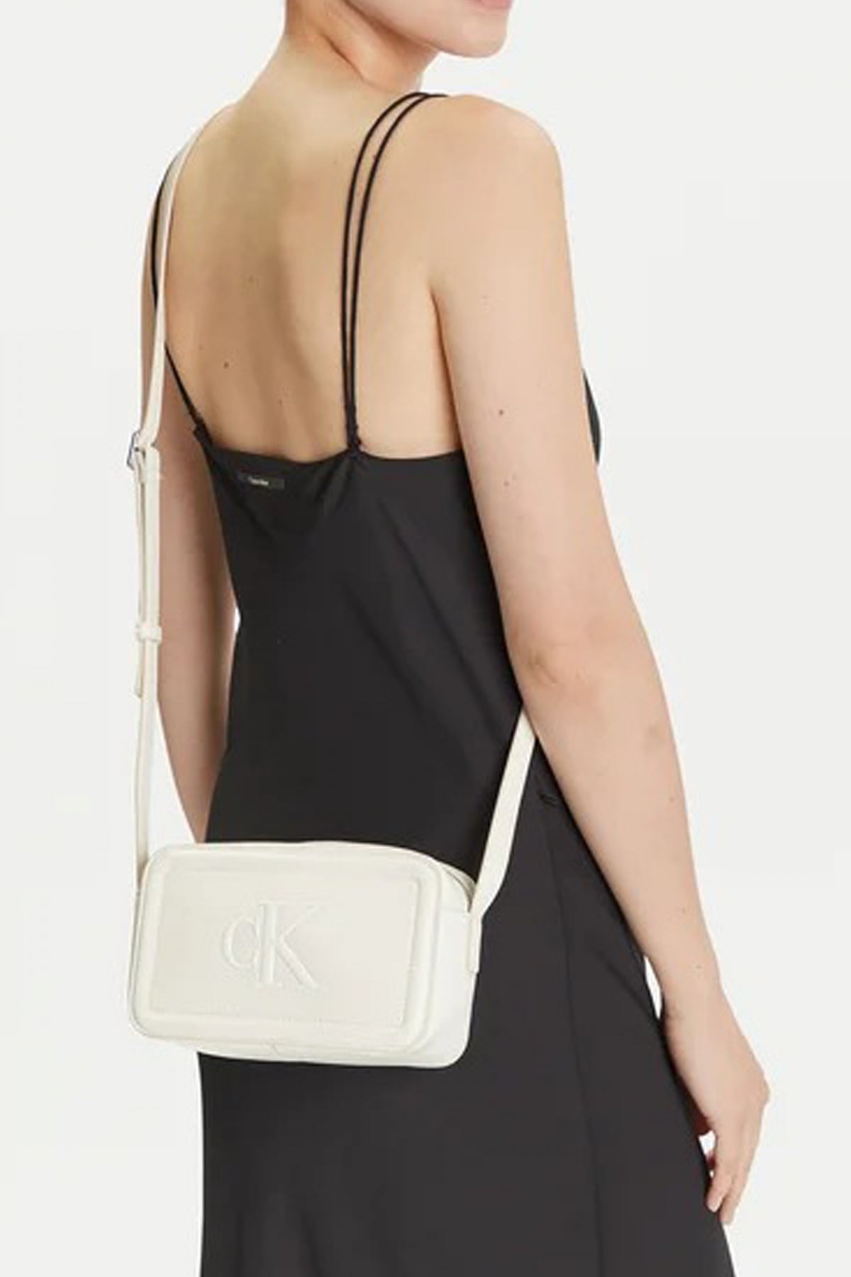 CALVIN KLEIN RAISED CK CAMERA BAG en color BLANCO (4)