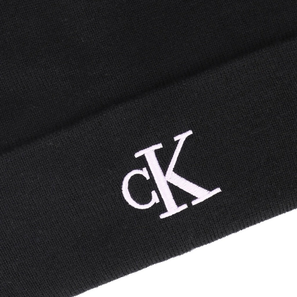 CALVIN KLEIN CK FINE RIB BEANIE en color NEGRO (6)