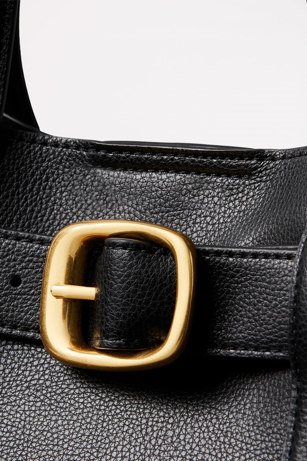 CALVIN KLEIN BUCKLE MINI TOTE WITH ST en color NEGRO (3)
