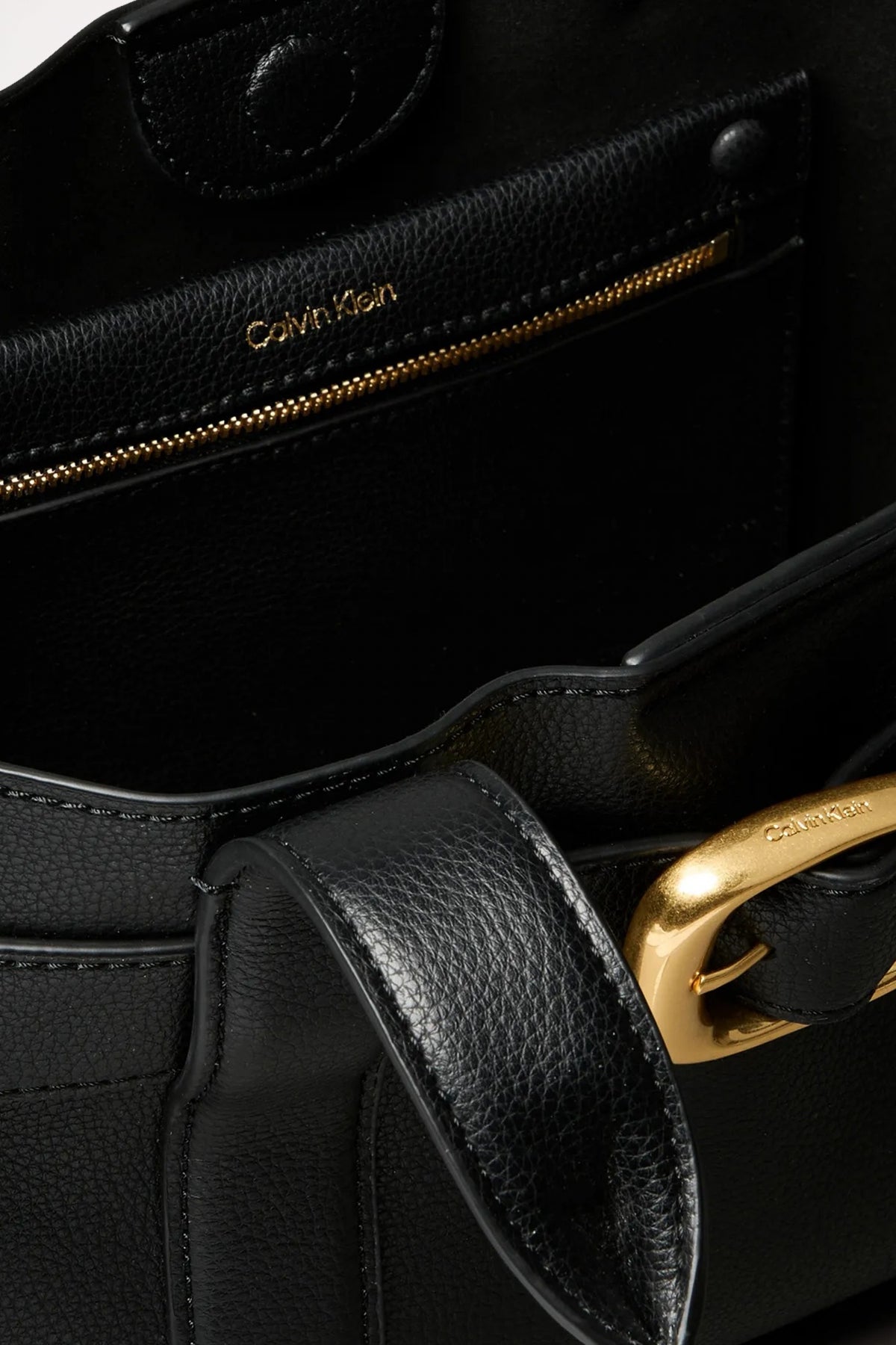 CALVIN KLEIN BUCKLE MINI TOTE WITH ST en color NEGRO (4)