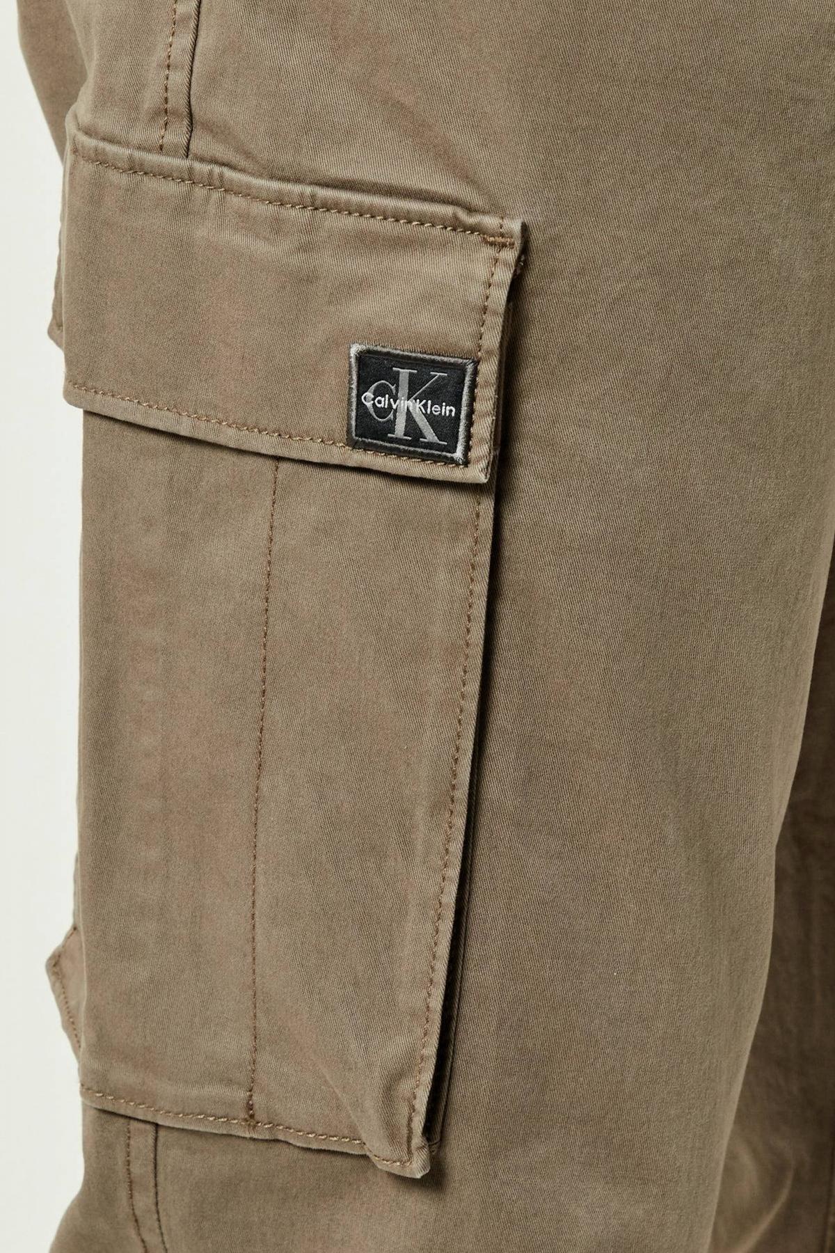 CALVIN KLEIN SKINNY ELASTIC TWILL CAR en color MARRON (3)