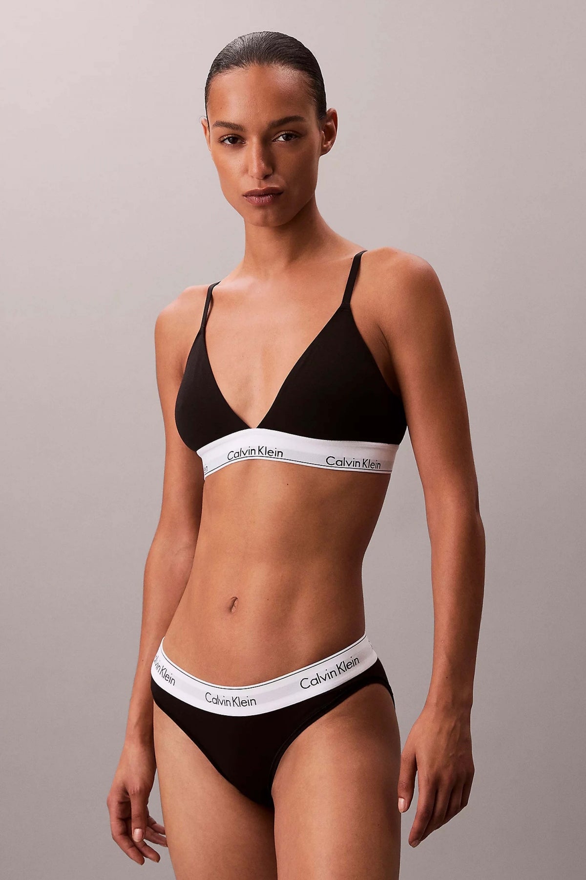 CALVIN KLEIN LIGHTLY LINED TRIANGLE en color NEGRO (1)