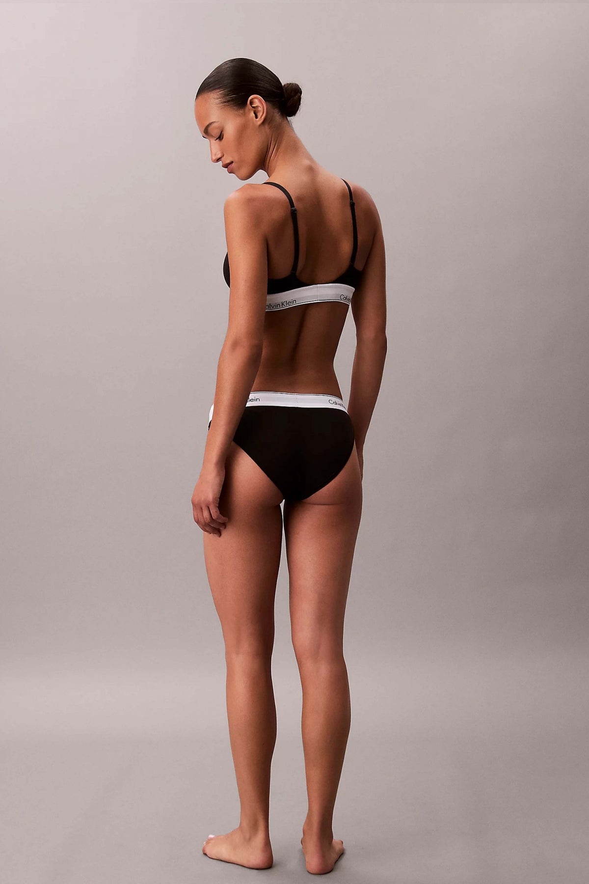 CALVIN KLEIN LIGHTLY LINED TRIANGLE en color NEGRO (2)