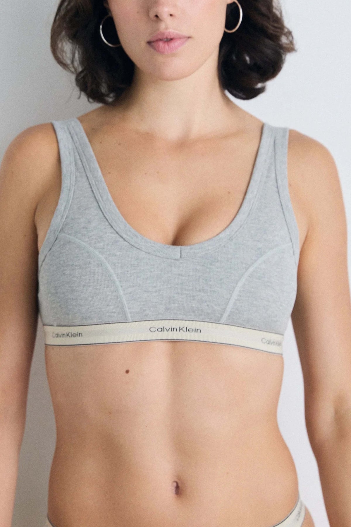 CALVIN KLEIN LIGHTLY LINED TRAINGLE B en color GRIS (2)