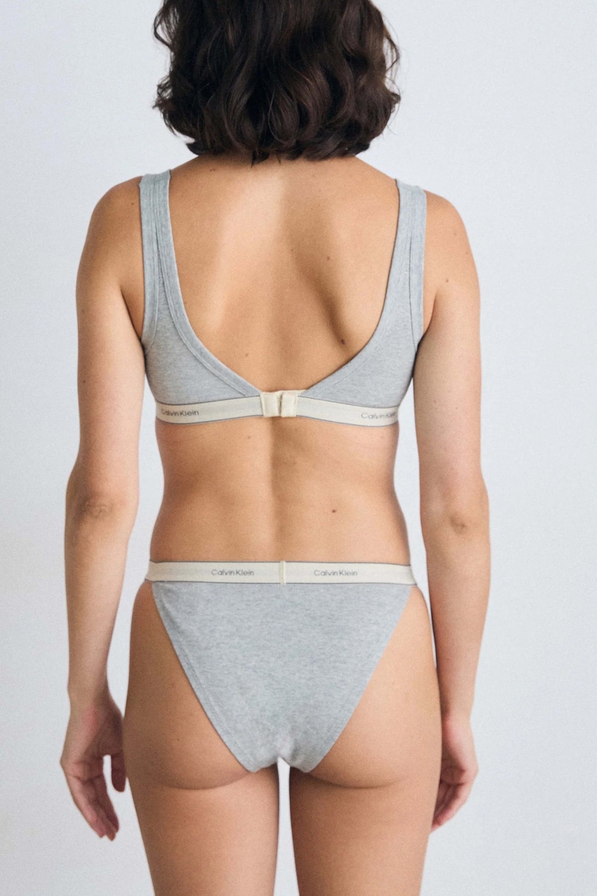 CALVIN KLEIN LIGHTLY LINED TRAINGLE B en color GRIS (3)