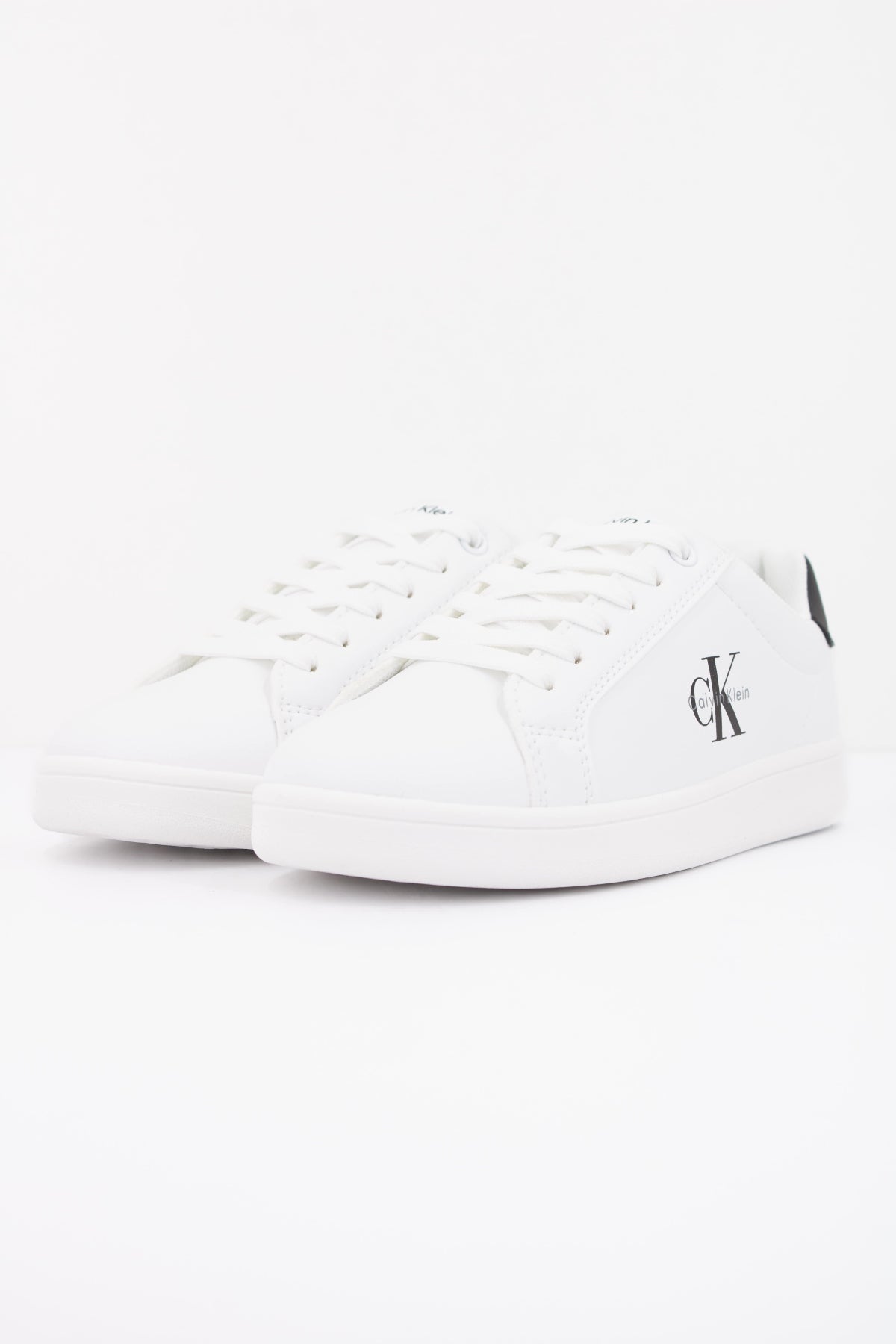 CALVIN KLEIN LOW CUT LACE UP SNEAKER en color BLANCO (2)