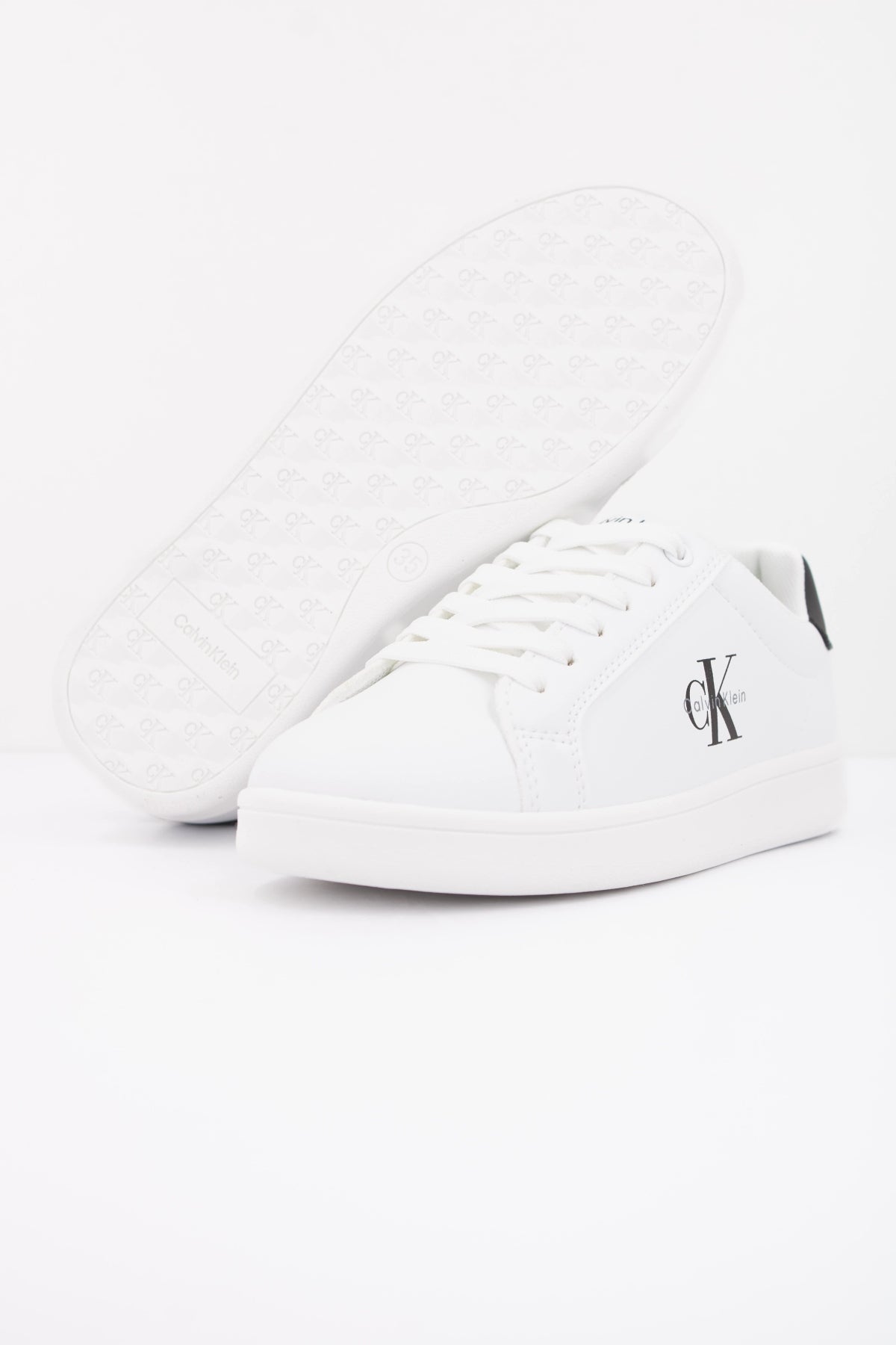 CALVIN KLEIN LOW CUT LACE UP SNEAKER en color BLANCO (5)