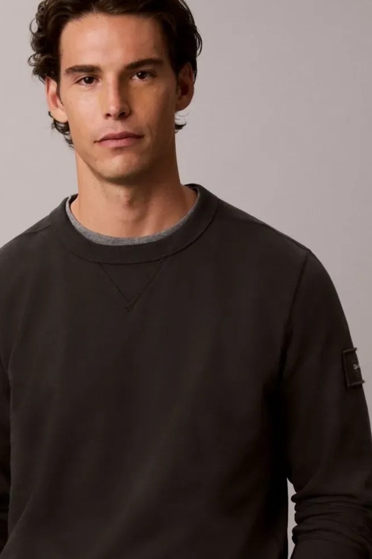 CALVIN KLEIN LVRJG TERRY BADGE CN SWEATS en color NEGRO (2)
