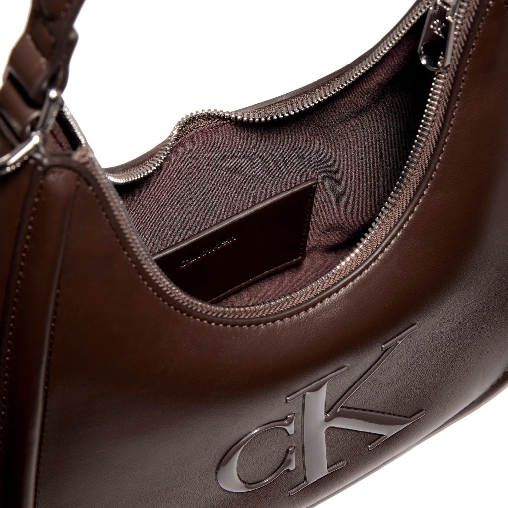 CALVIN KLEIN LVFG BOLD CK SMALL CRESCENT B en color MARRON (5)