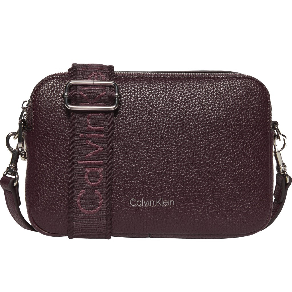 CALVIN KLEIN LVFG WEBBING X STRAP CAMERA en color BURDEOS (4)
