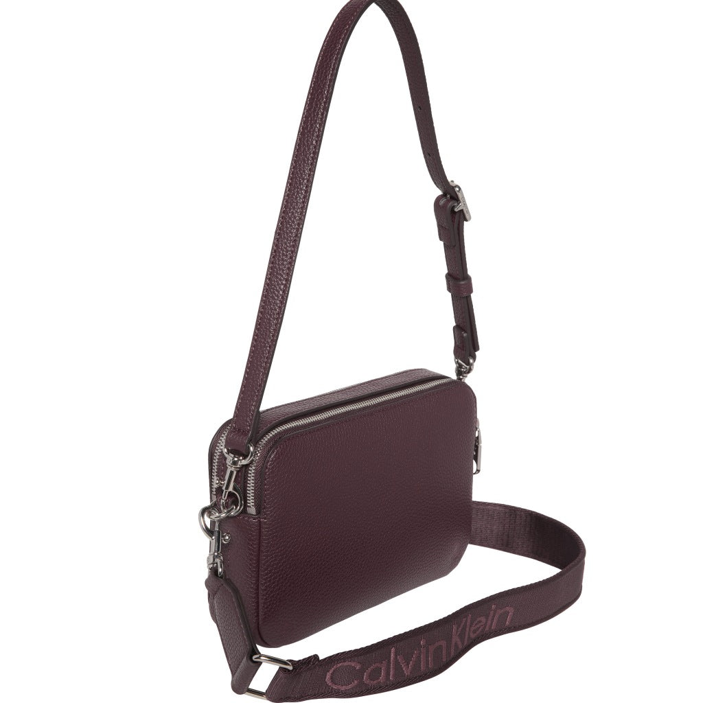 CALVIN KLEIN LVFG WEBBING X STRAP CAMERA en color BURDEOS (6)