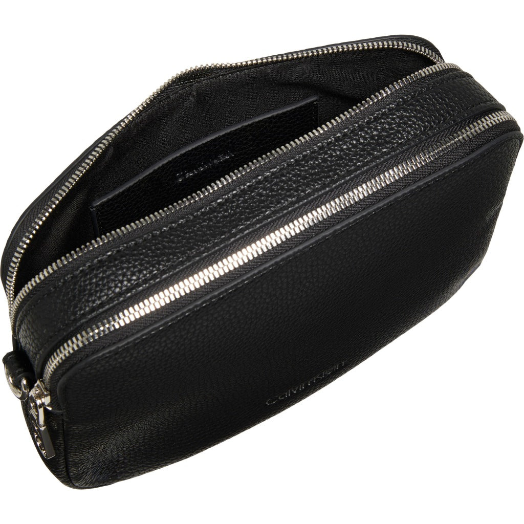 CALVIN KLEIN LVFG WEBBING X STRAP CAMERA en color NEGRO (6)