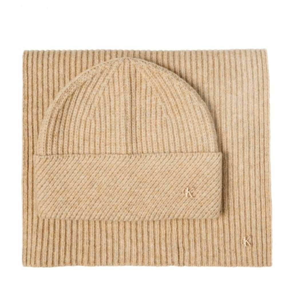 CALVIN KLEIN LVFG METAL BEANIE SCARF GIFTS en color BEIS (4)