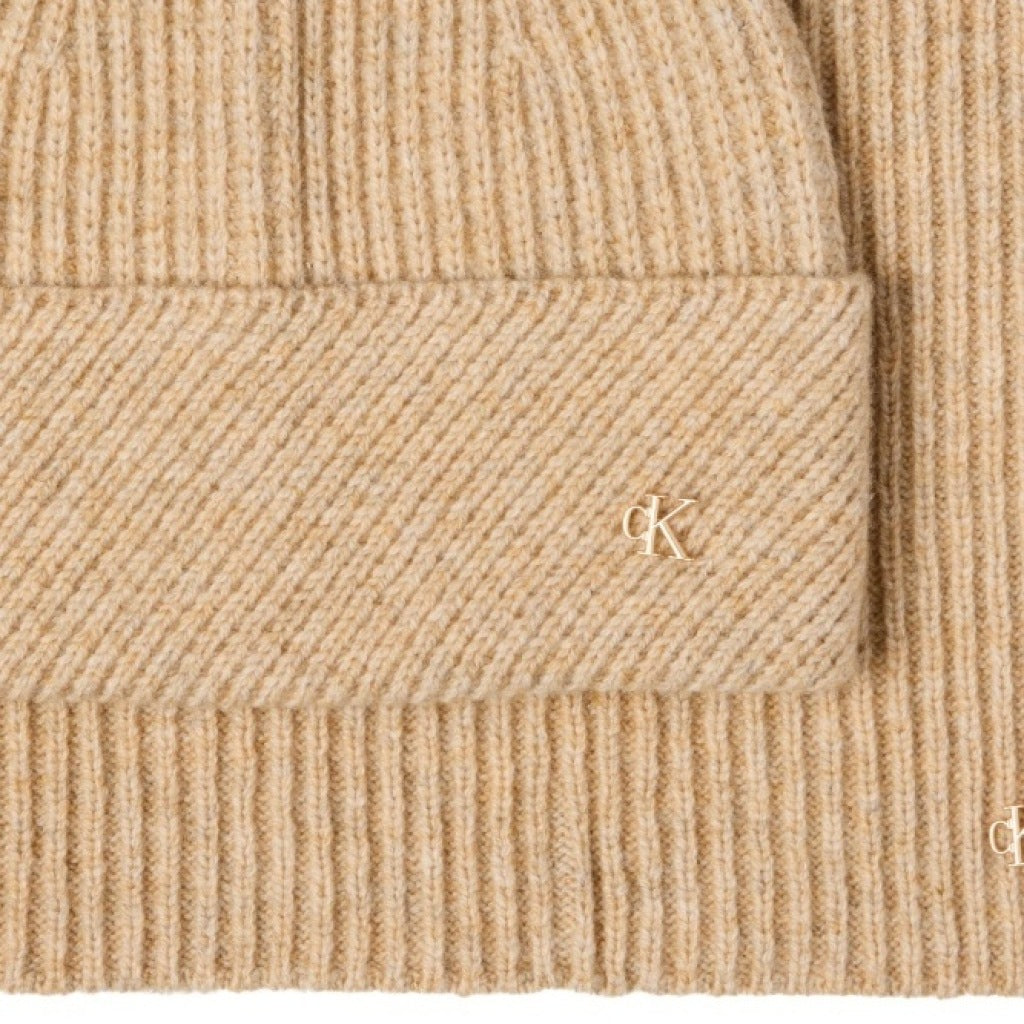 CALVIN KLEIN LVFG METAL BEANIE SCARF GIFTS en color BEIS (5)
