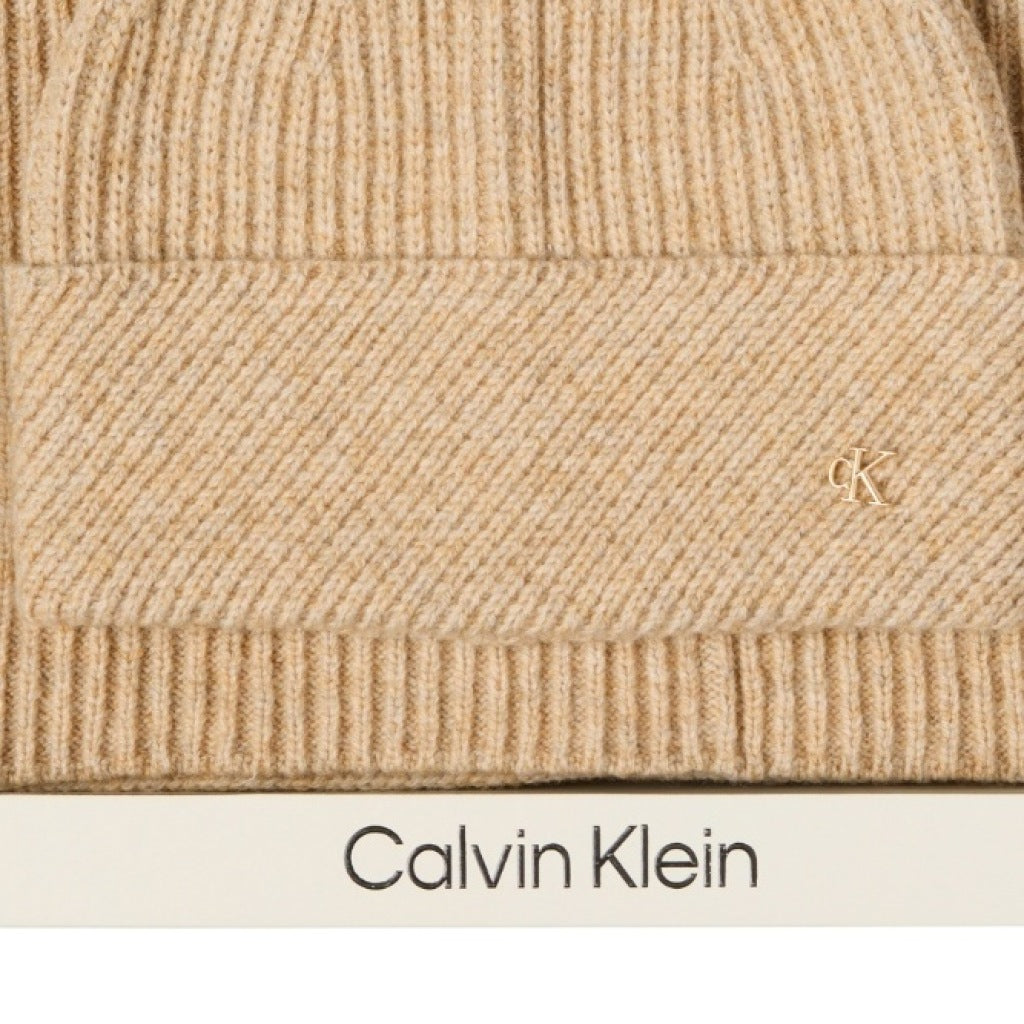 CALVIN KLEIN LVFG METAL BEANIE SCARF GIFTS en color BEIS (6)