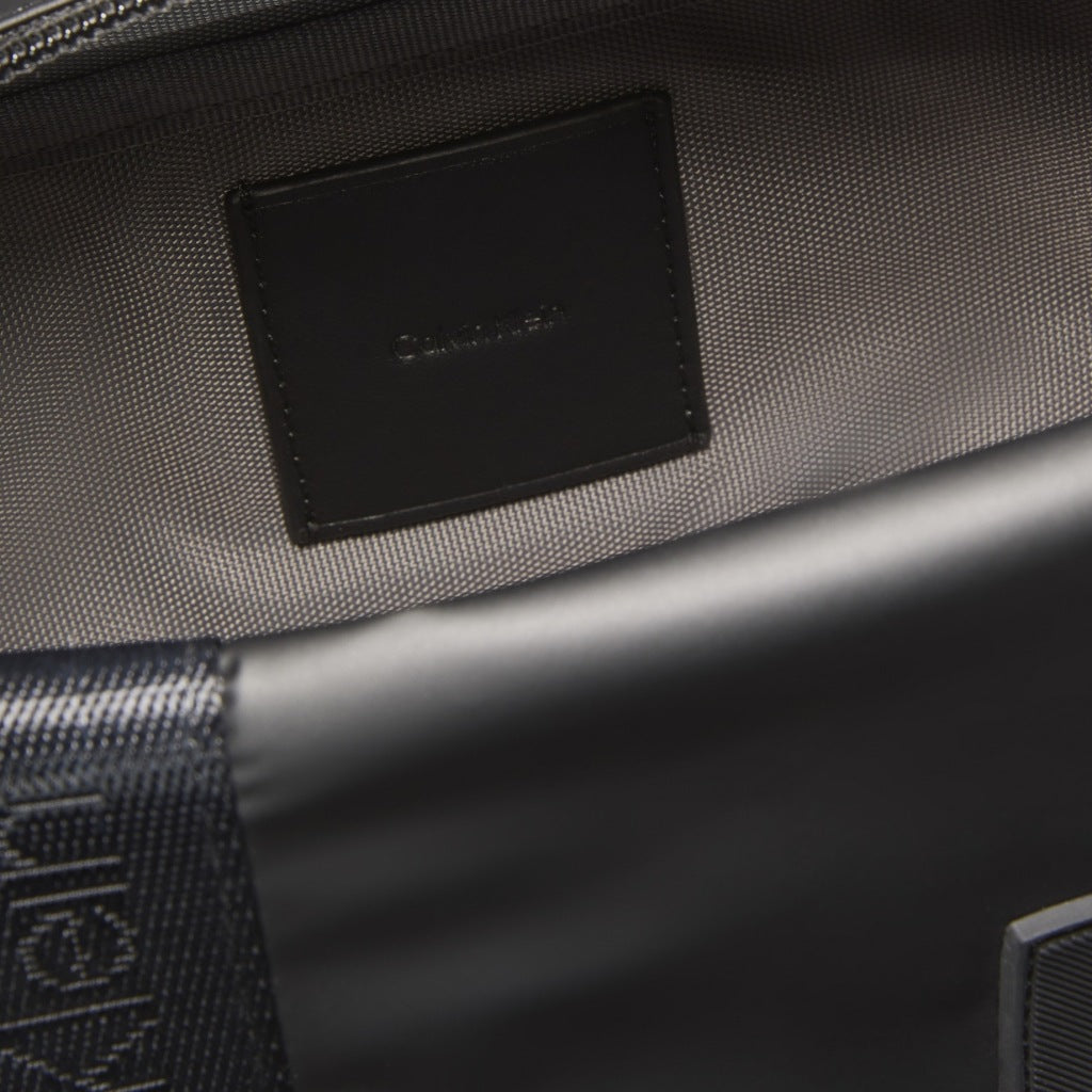 CALVIN KLEIN LVDG RUBBERIZED DOPP KIT en color NEGRO (6)