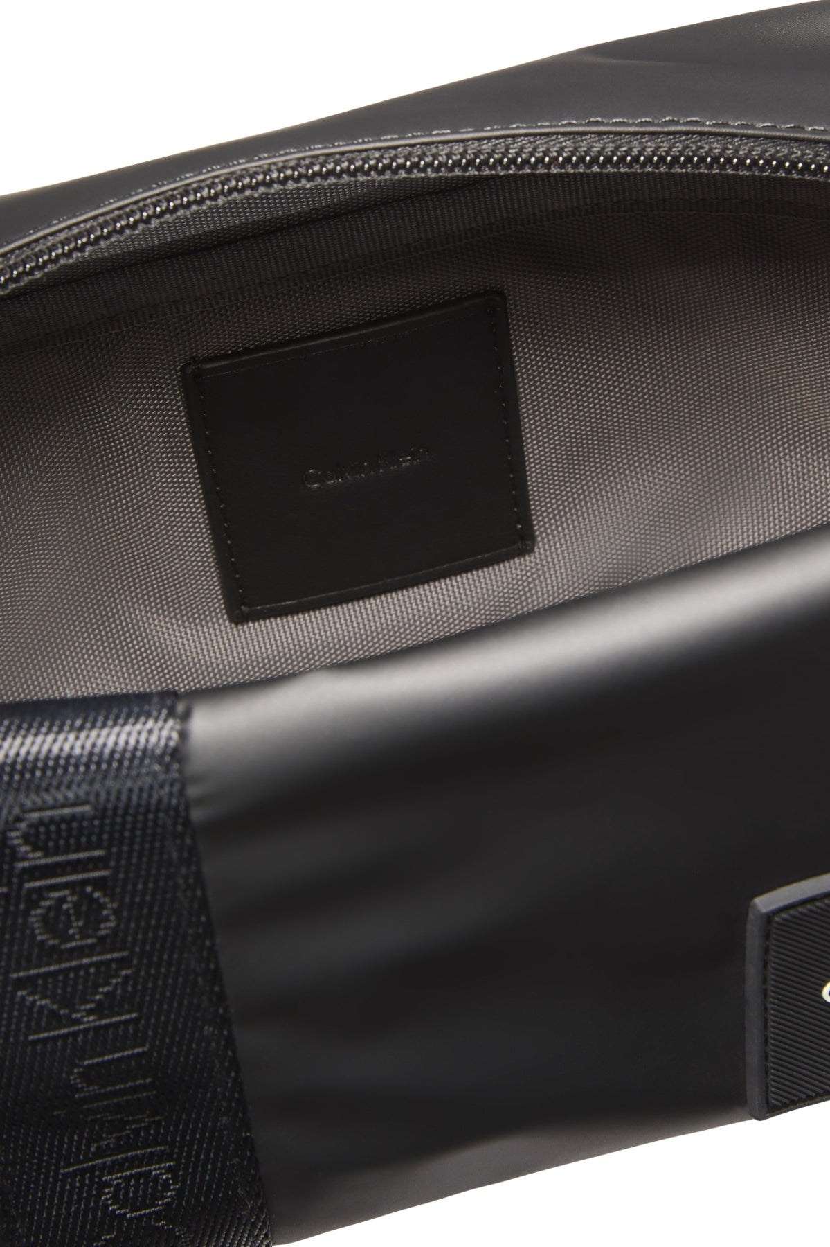CALVIN KLEIN LVDG RUBBERIZED DOPP KIT en color NEGRO (3)