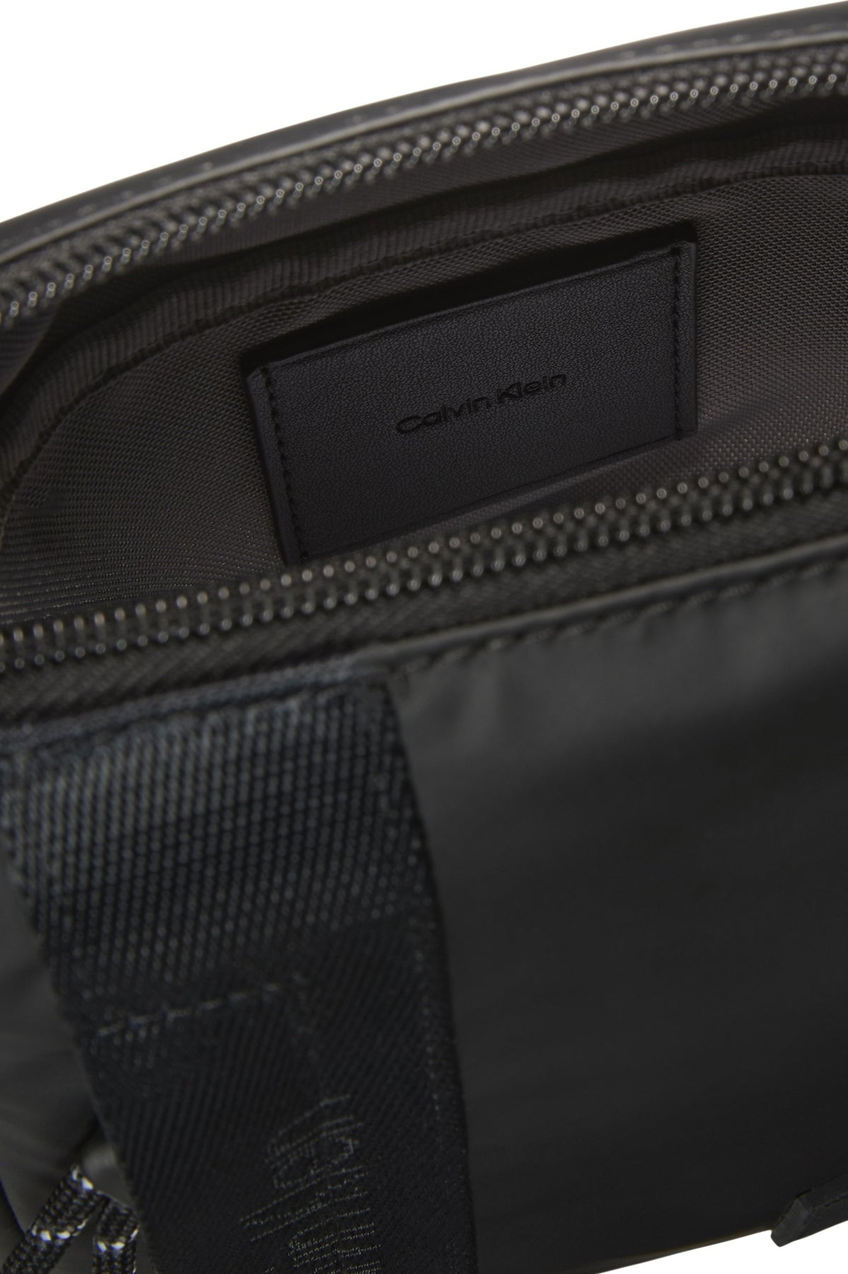 CALVIN KLEIN LVDG RUBBERIZED REPORTER en color NEGRO (3)