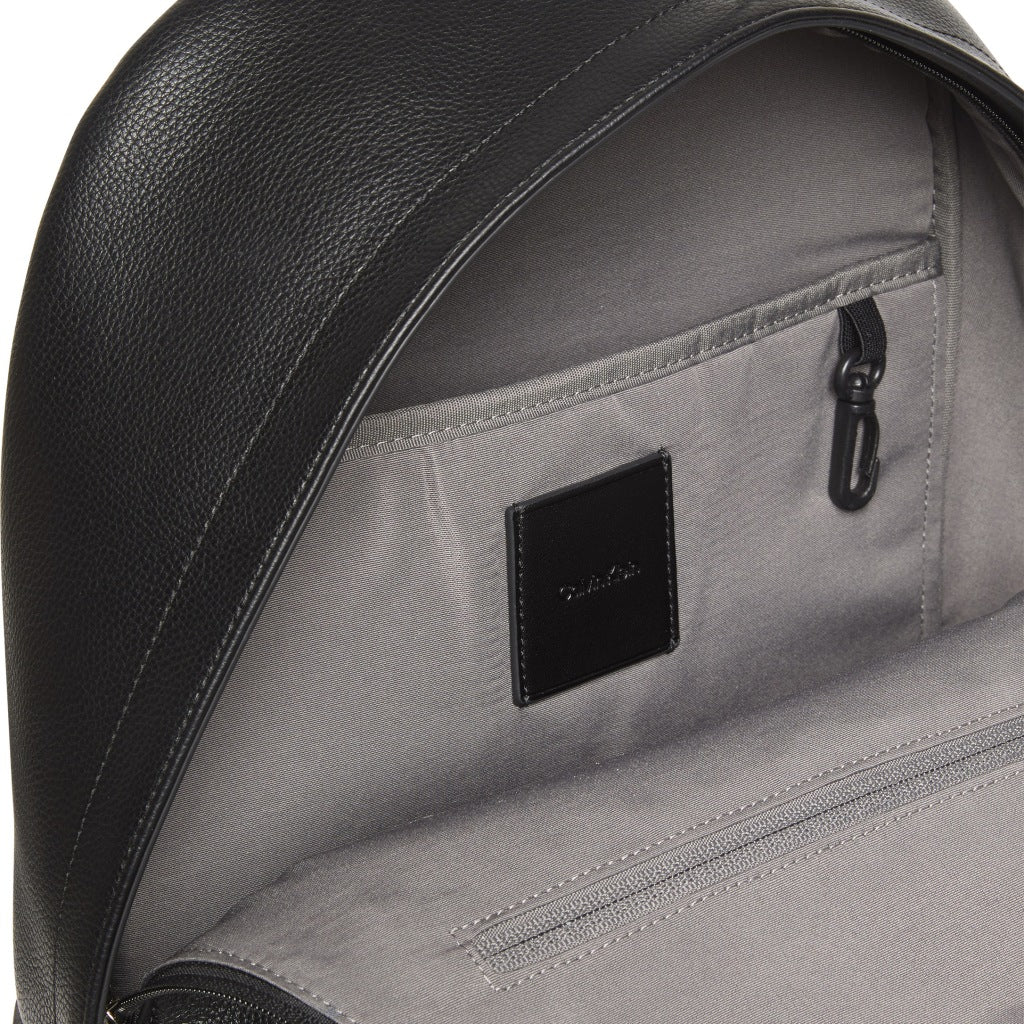 CALVIN KLEIN LVDG RAISED ROUND BACKPACK en color NEGRO (6)