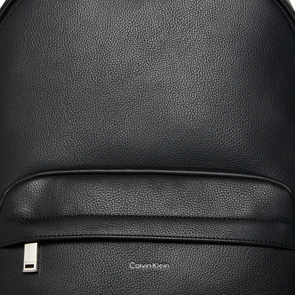 CALVIN KLEIN LVDG RAISED ROUND BACKPACK en color NEGRO (7)