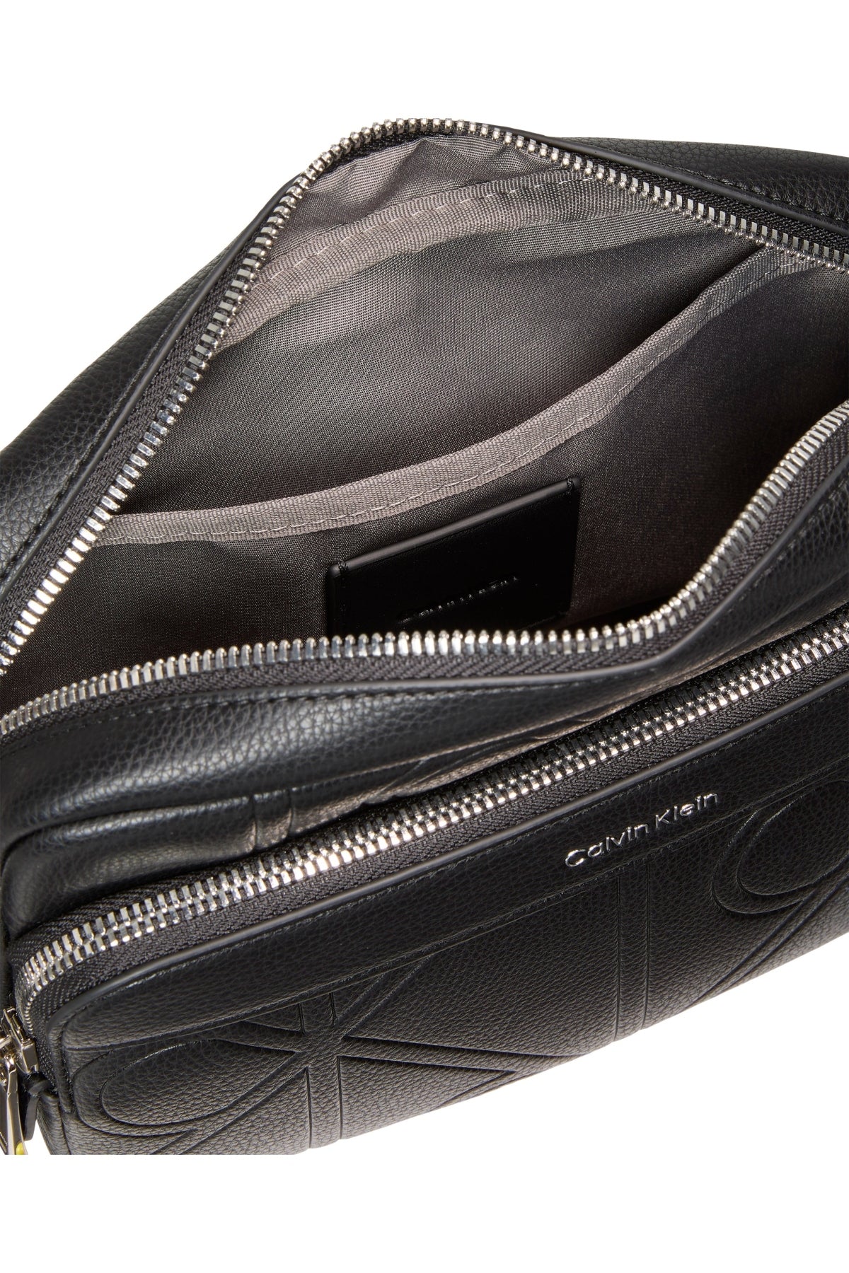 CALVIN KLEIN LVDG EMBLEM EMBOSS CAMERA BAG en color NEGRO (2)