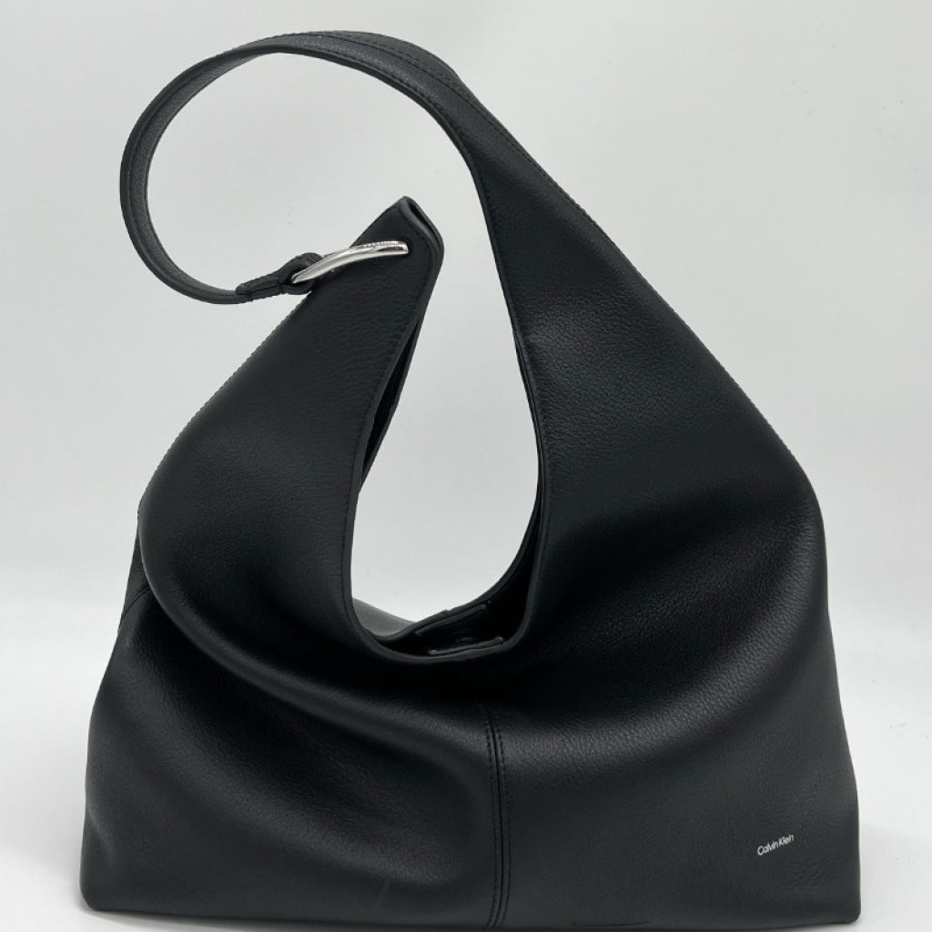 CALVIN KLEIN LVFG SLOUCHY LEATHER SHOULDER en color NEGRO (6)
