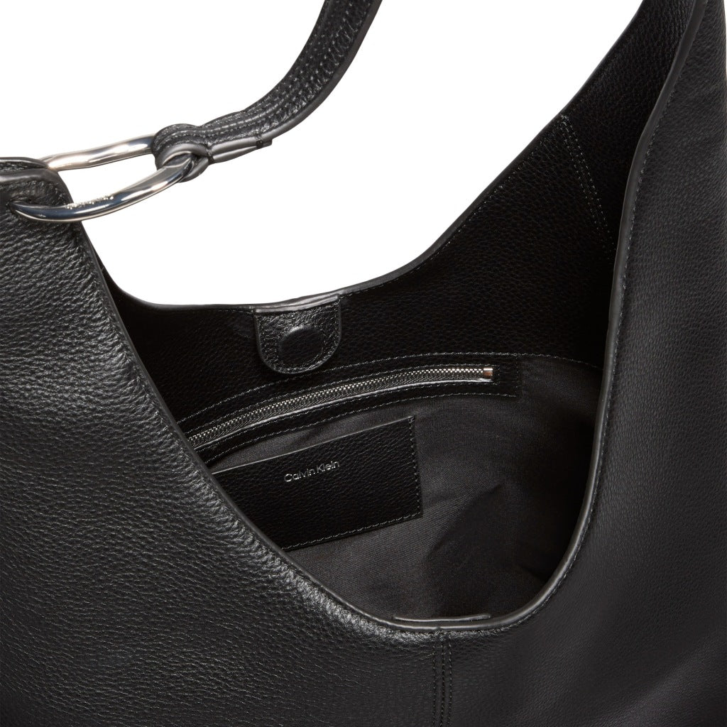 CALVIN KLEIN LVFG SLOUCHY LEATHER SHOULDER en color NEGRO (7)