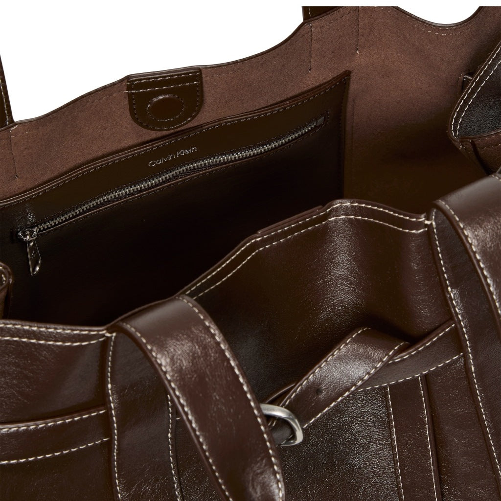 CALVIN KLEIN LVFG BUCKLE MEDIUM WORK TOTE en color MARRON (6)