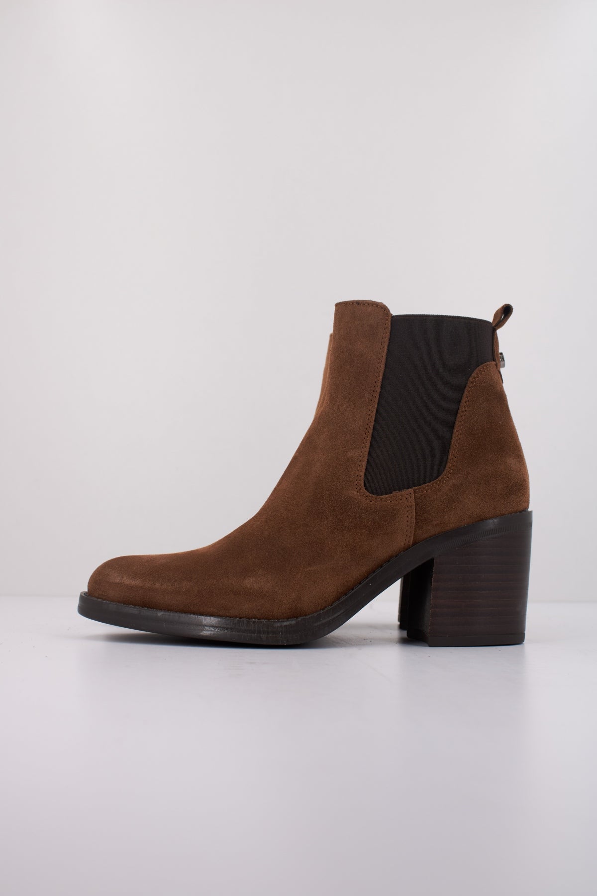 ALPE EYNA en color MARRON CLARO (1)