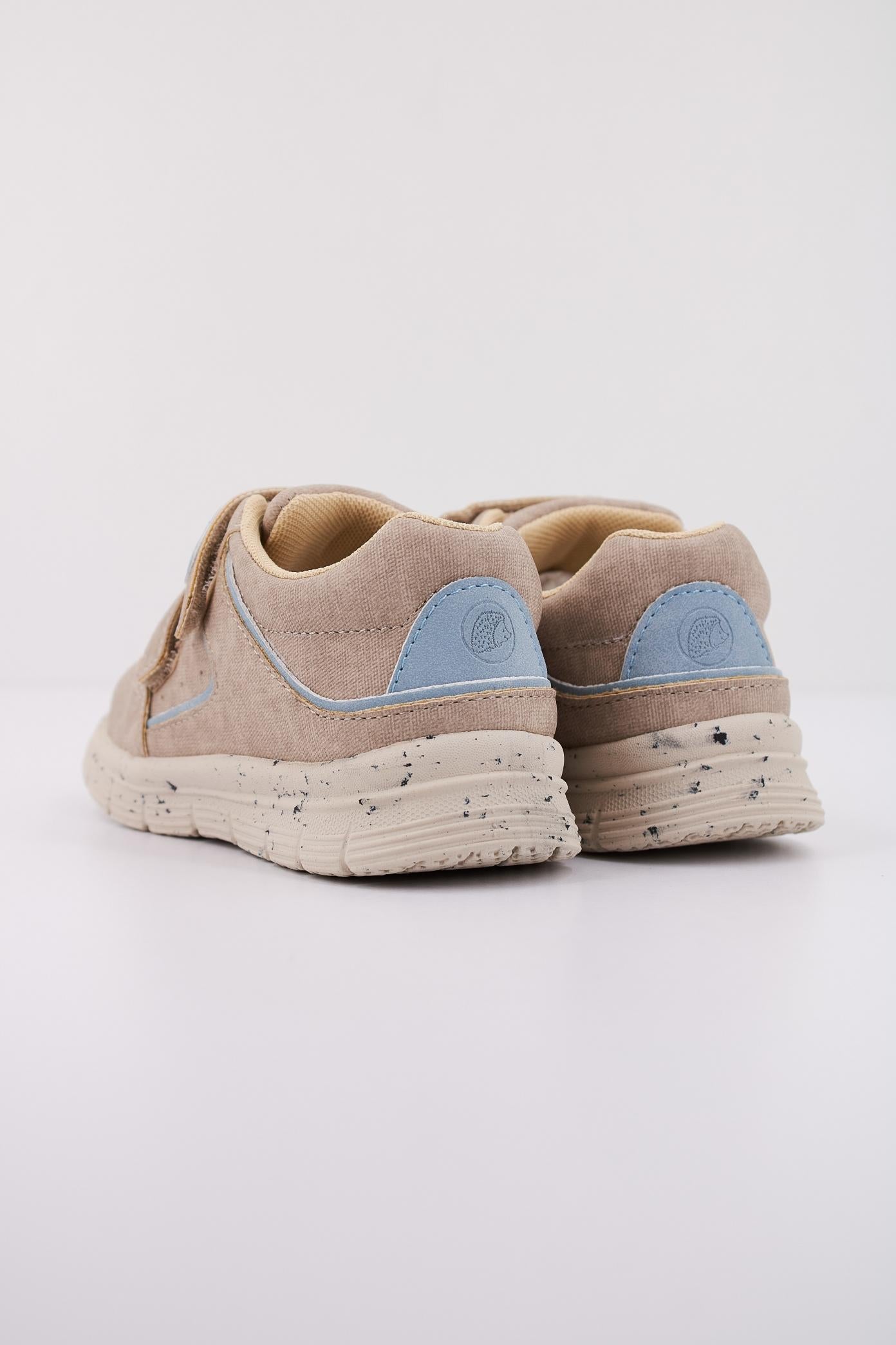 CHICCO CASTER en color BEIS (4)