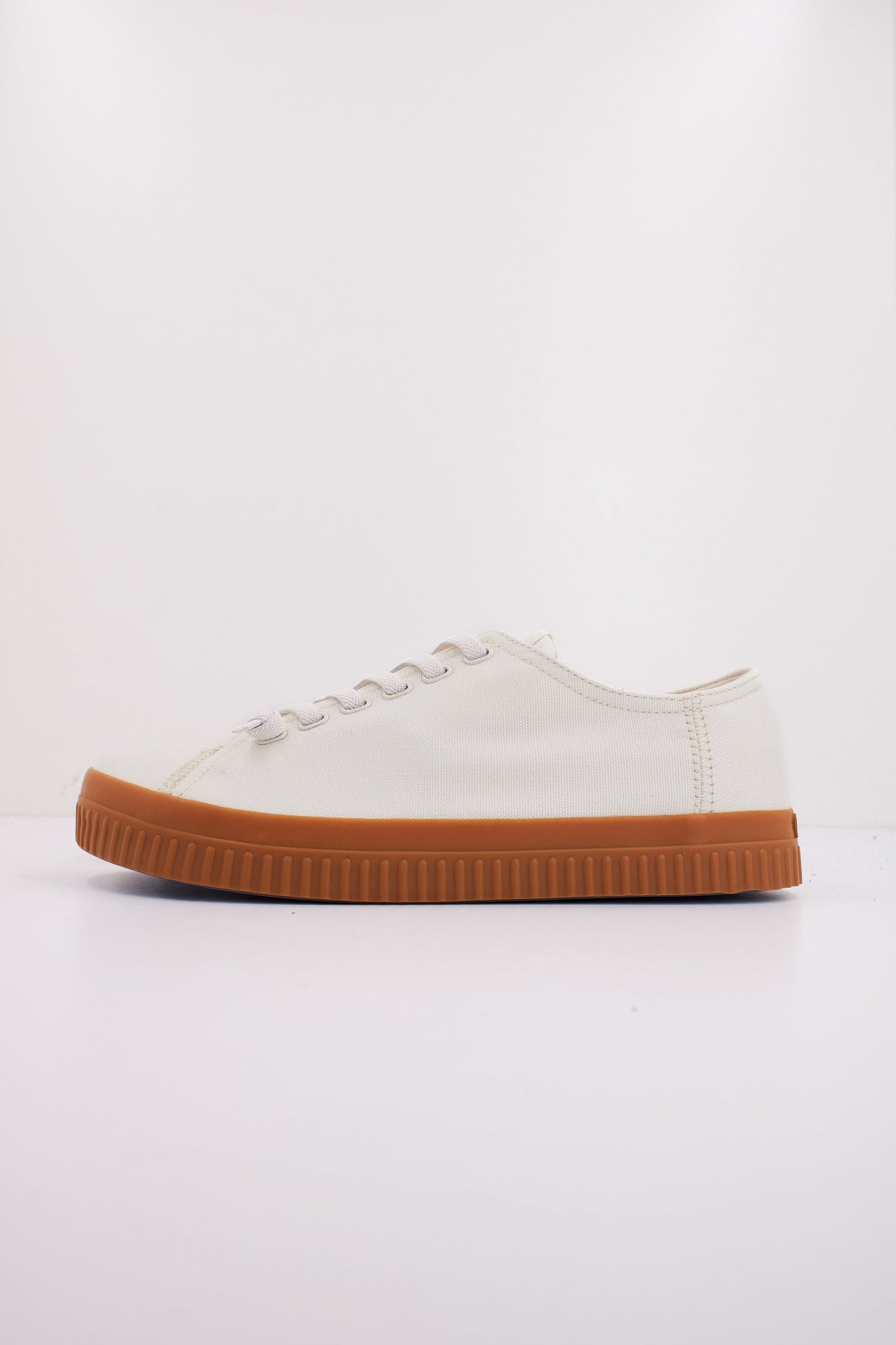 CAMPER PEU RODA en color BLANCO (1)