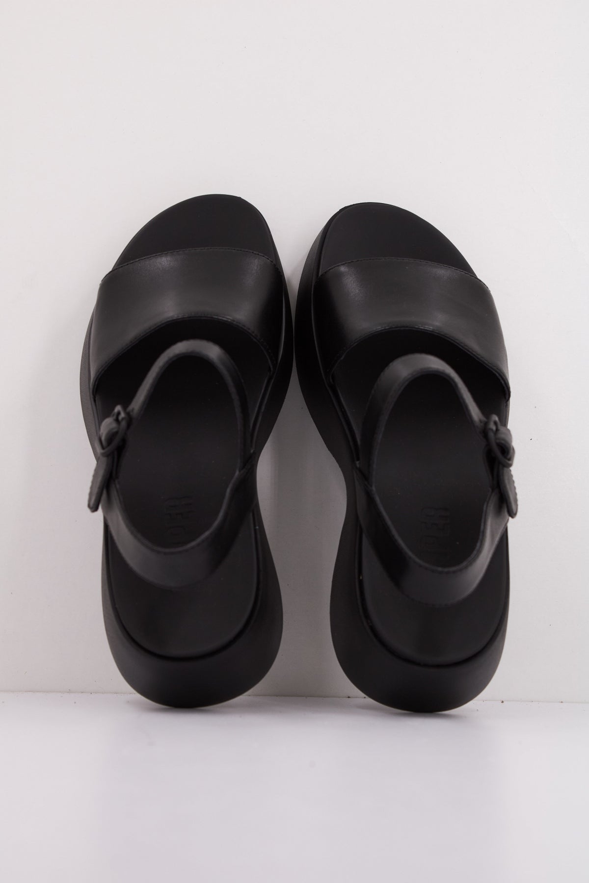 CAMPER TASHA en color NEGRO (3)
