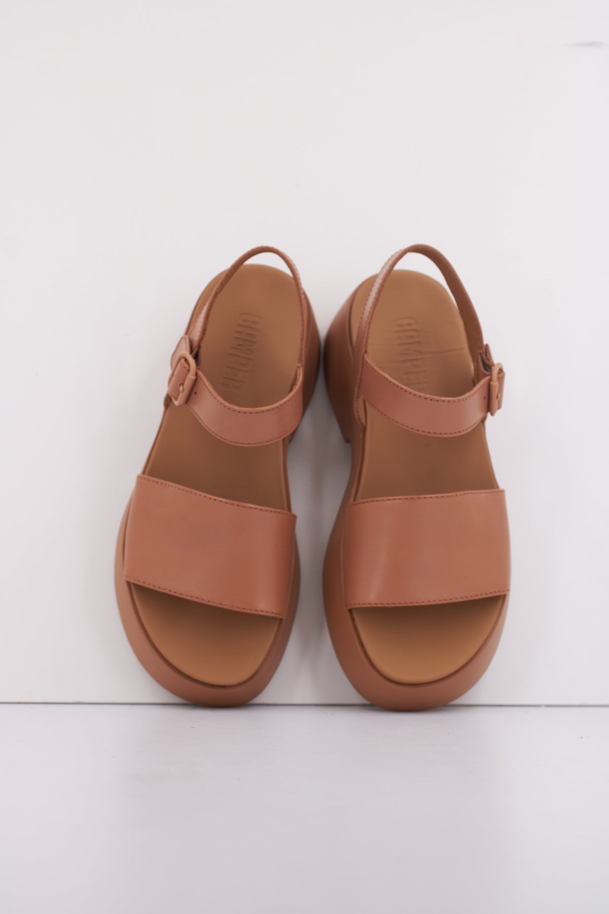 CAMPER TASHA en color NUDE (4)