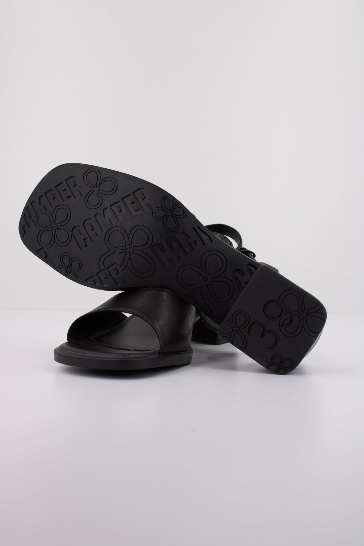 CAMPER KORA SANDAL en color NEGRO (5)