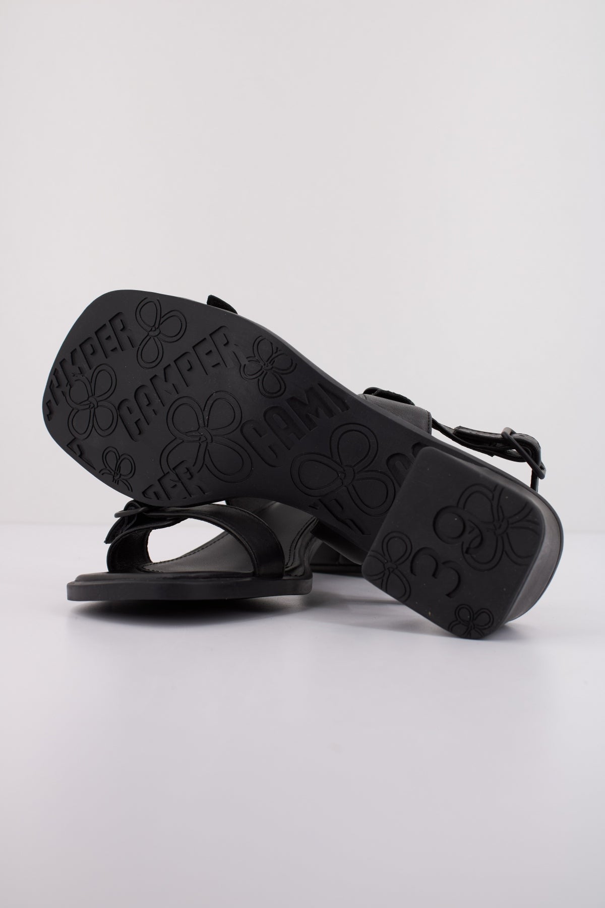 CAMPER KORA SANDAL en color NEGRO (5)