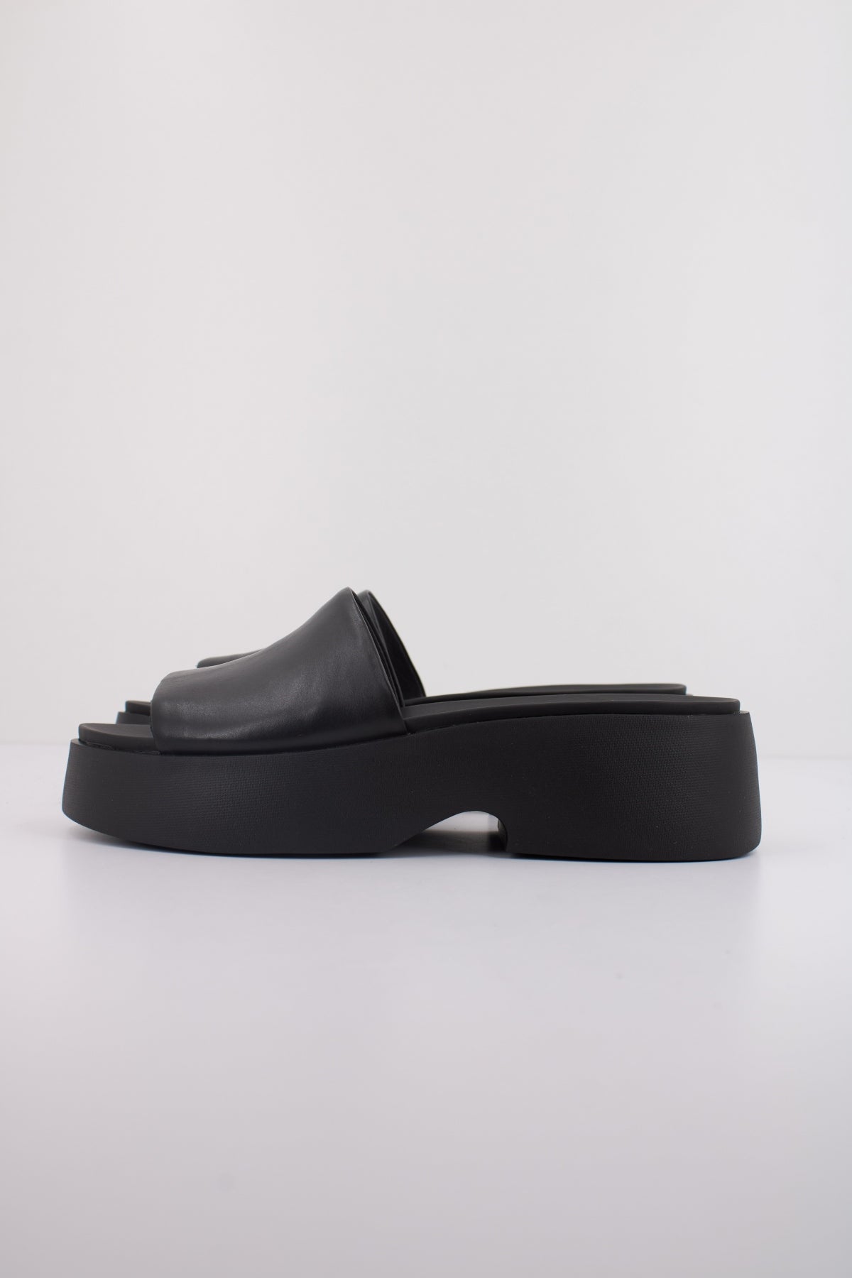 CAMPER TASHA en color NEGRO (1)