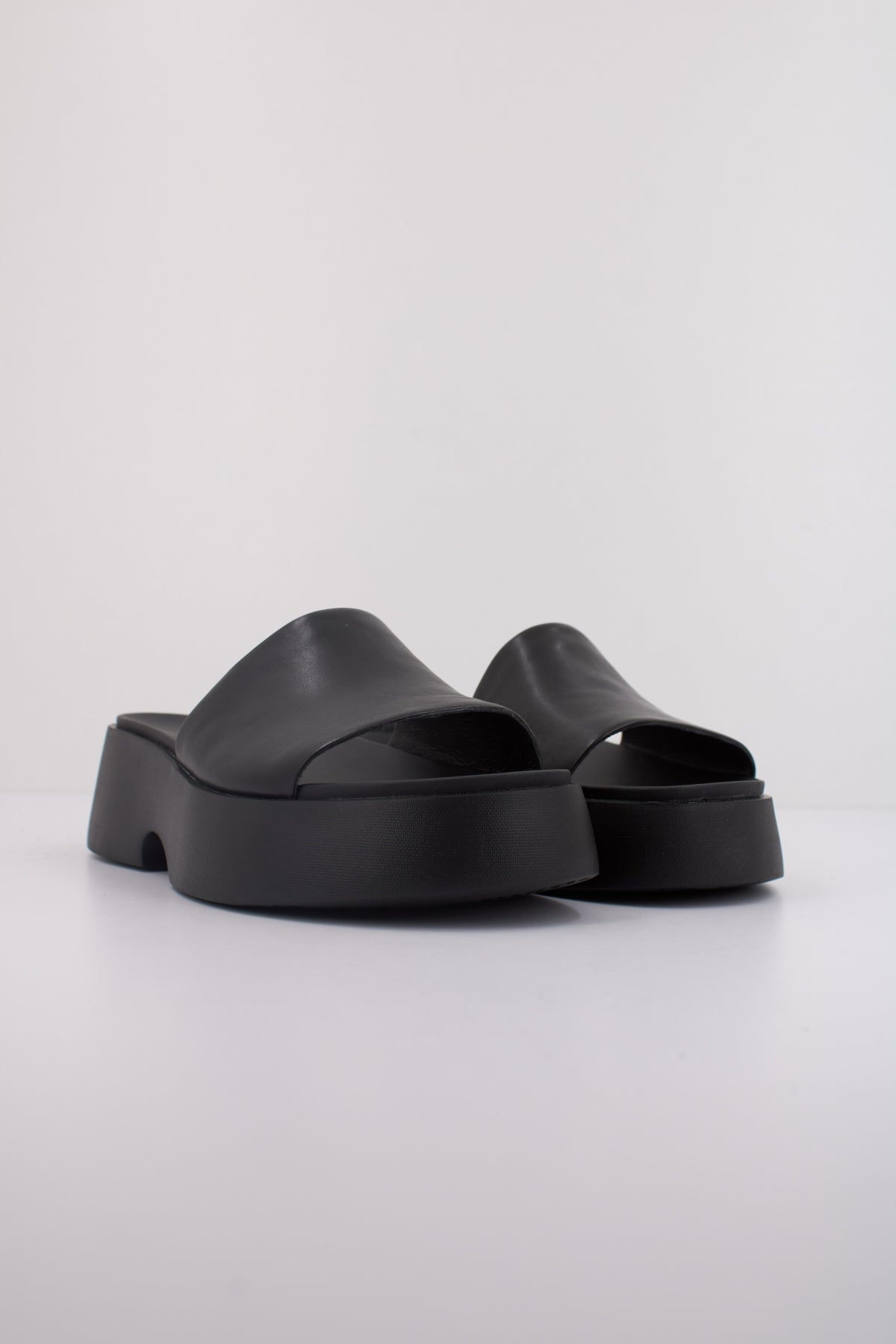 CAMPER TASHA en color NEGRO (2)