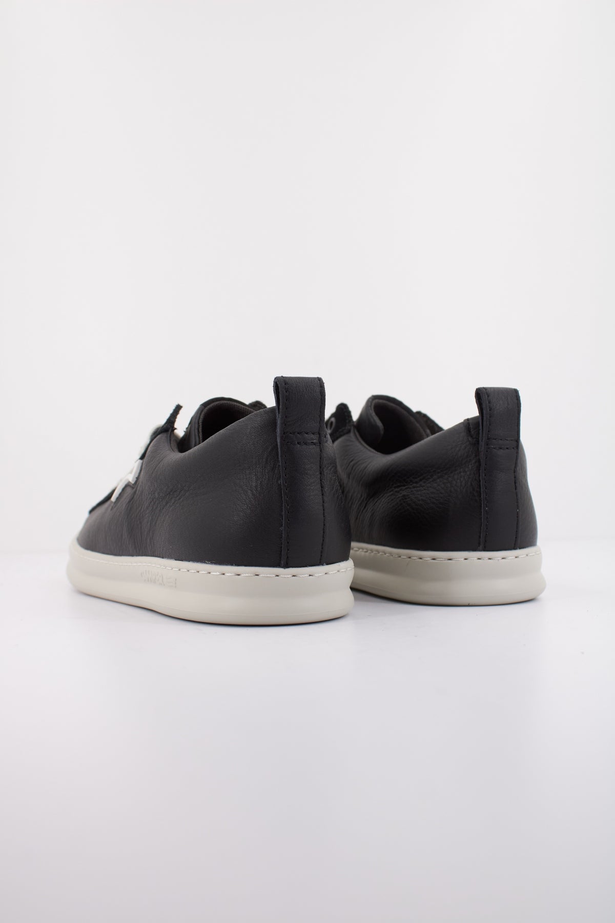 CAMPER RUNNER en color NEGRO (4)