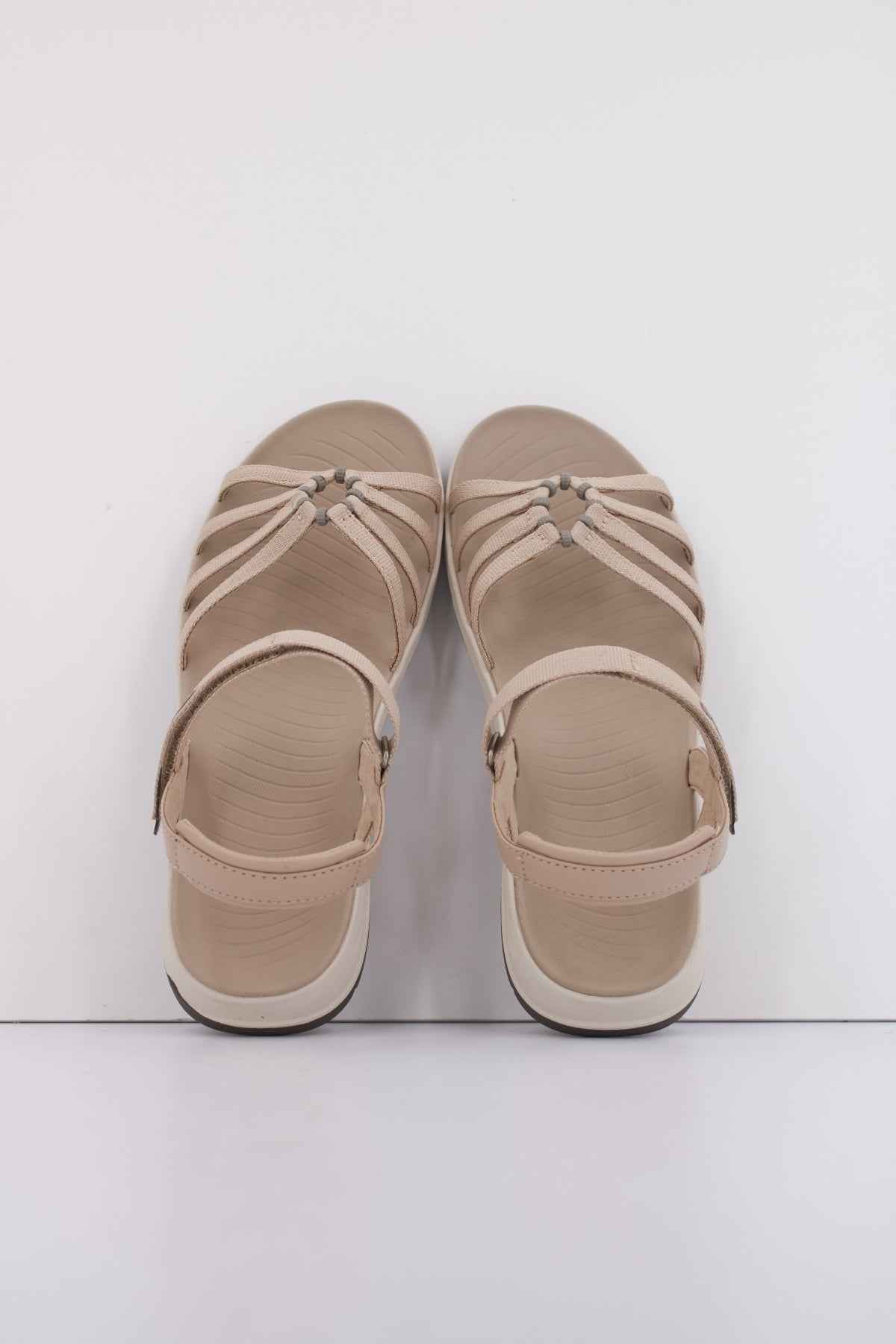 TEVA W TIRRA TRAVELLE en color MARRON CLARO (3)