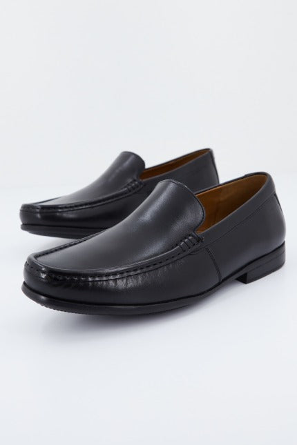 CLARKS CLAUDE PLAIN en color NEGRO (1)