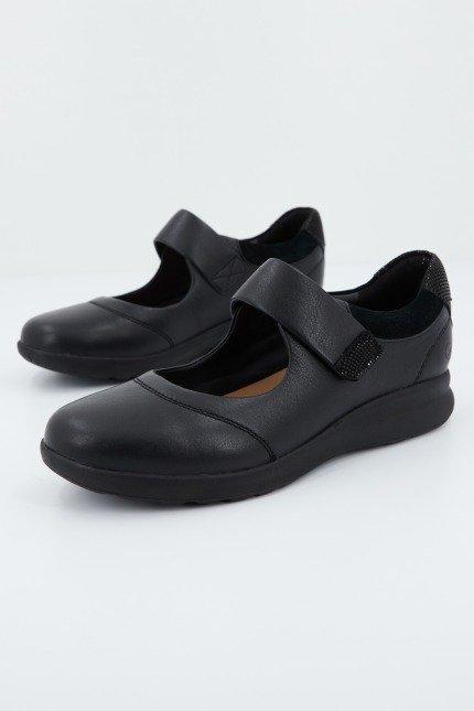 CLARKS UN ADORN STRAP en color NEGRO (1)