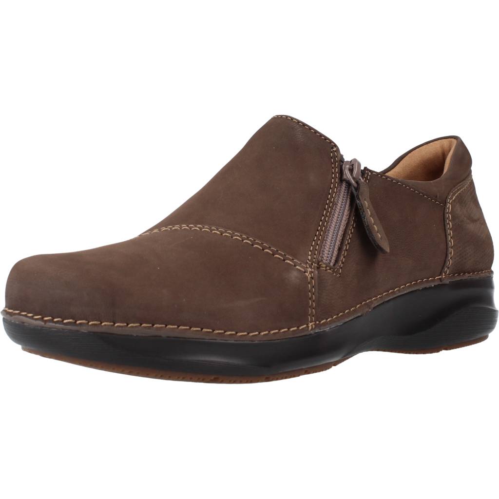 CLARKS APPLEY ZIP en color MARRON (1)