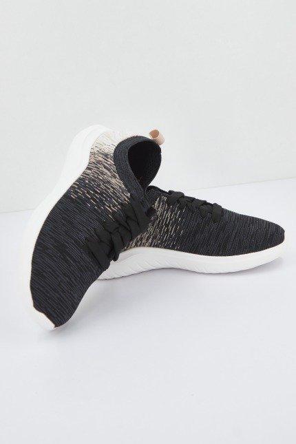 CLARKS NOVA GLINT en color NEGRO (2)