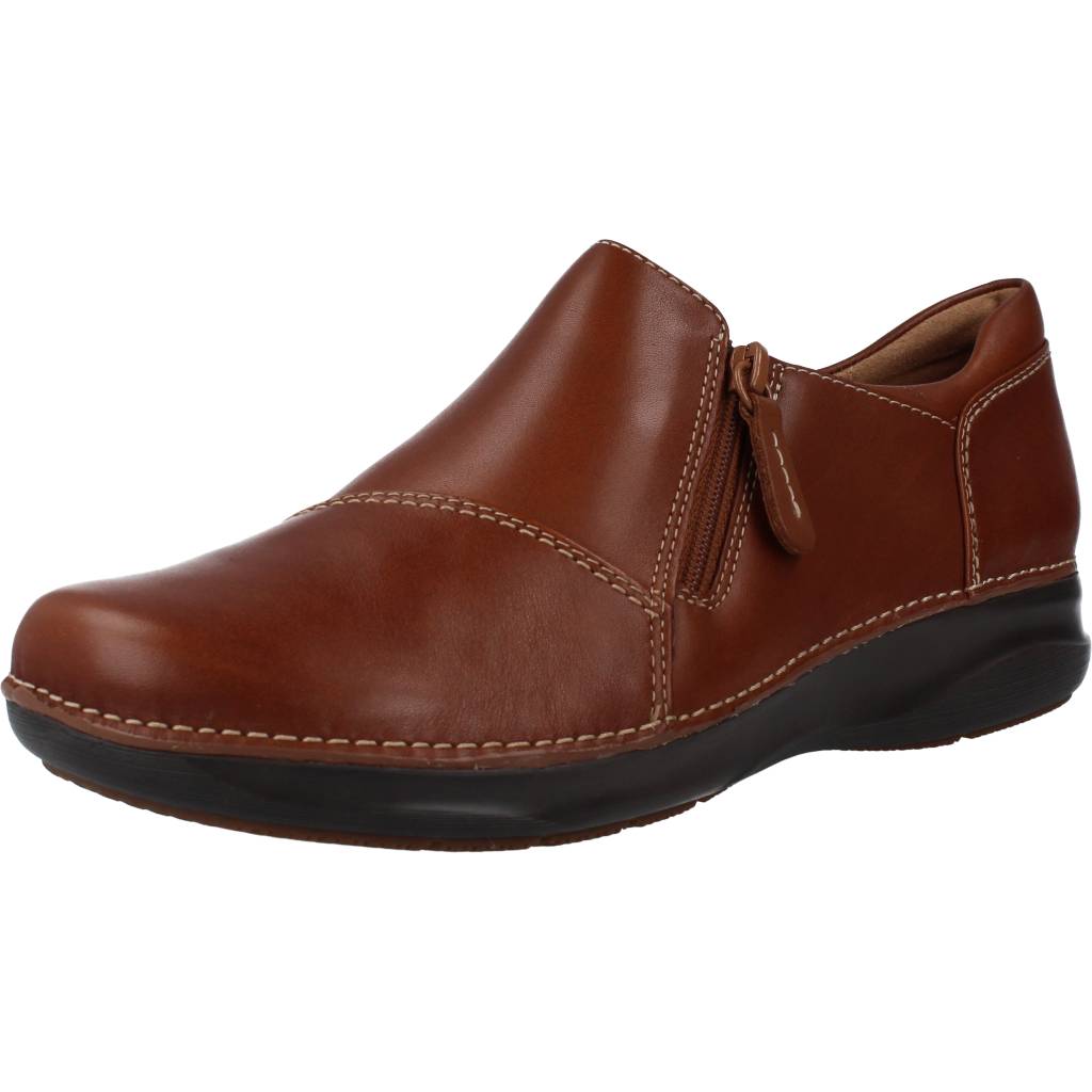 CLARKS APPLEY ZIP en color MARRON (1)