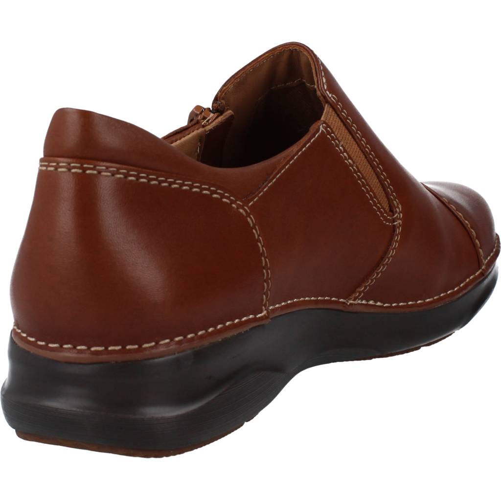 CLARKS APPLEY ZIP en color MARRON (3)