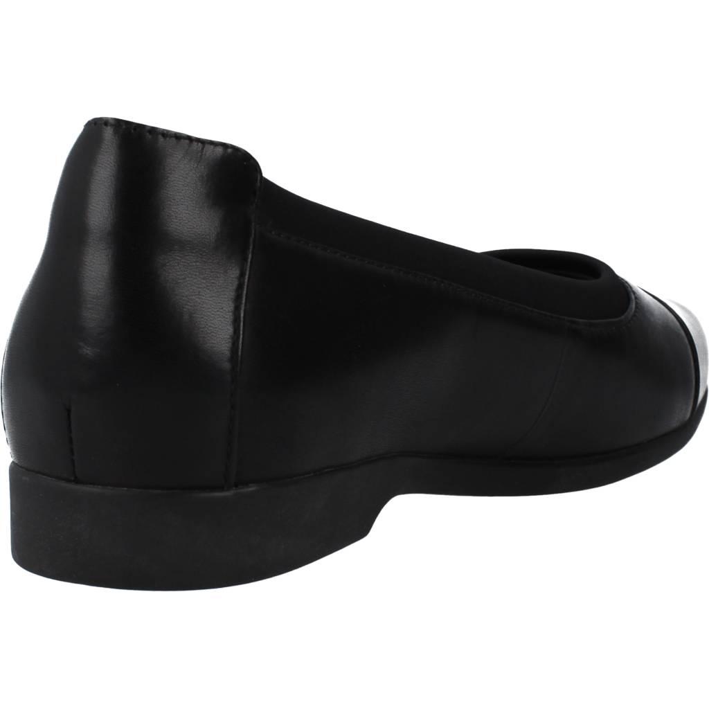 CLARKS UN DARCEY CAP en color NEGRO (3)